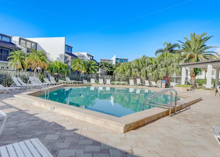 Key Retreat: Bay Views & Private Beach Access