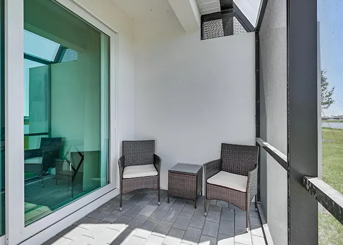 Beautiful 3 Bed 2 Bath Pool & Lake View 10 Min From Beaches