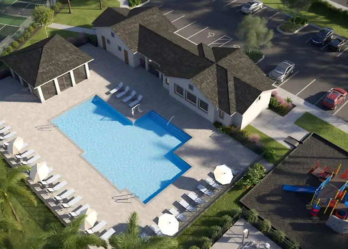 Beautiful 3 Bed 2 Bath Pool & Lake View 10 Min From Beaches